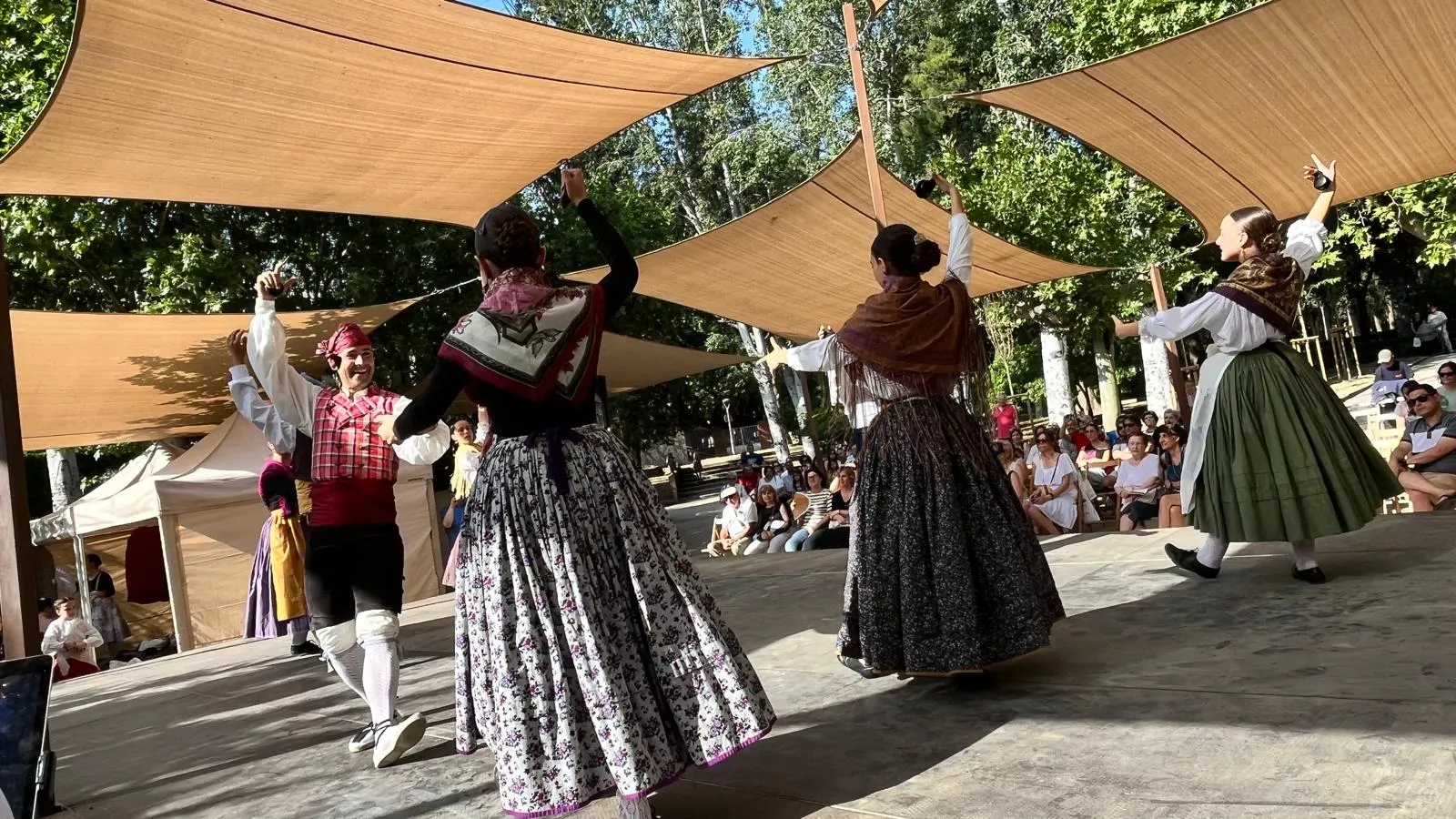 Actuación de la escuela del Grupo Folklórico Elenco Aragonés en el Ciclo de Primavera. Foto Mercedes Manterola