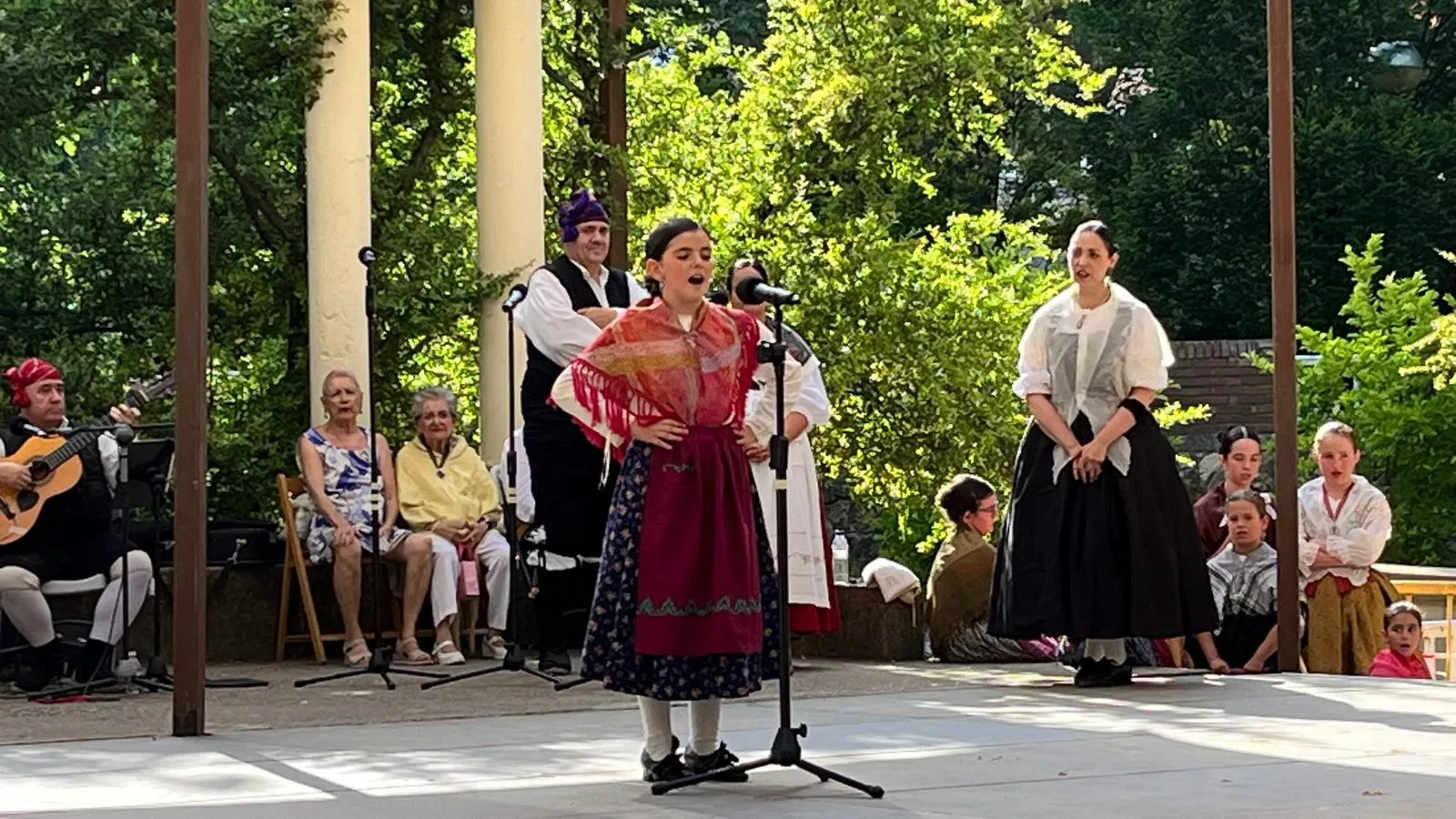 Actuación de la escuela del Grupo Folklórico Elenco Aragonés en el Ciclo de Primavera. Foto Mercedes Manterola