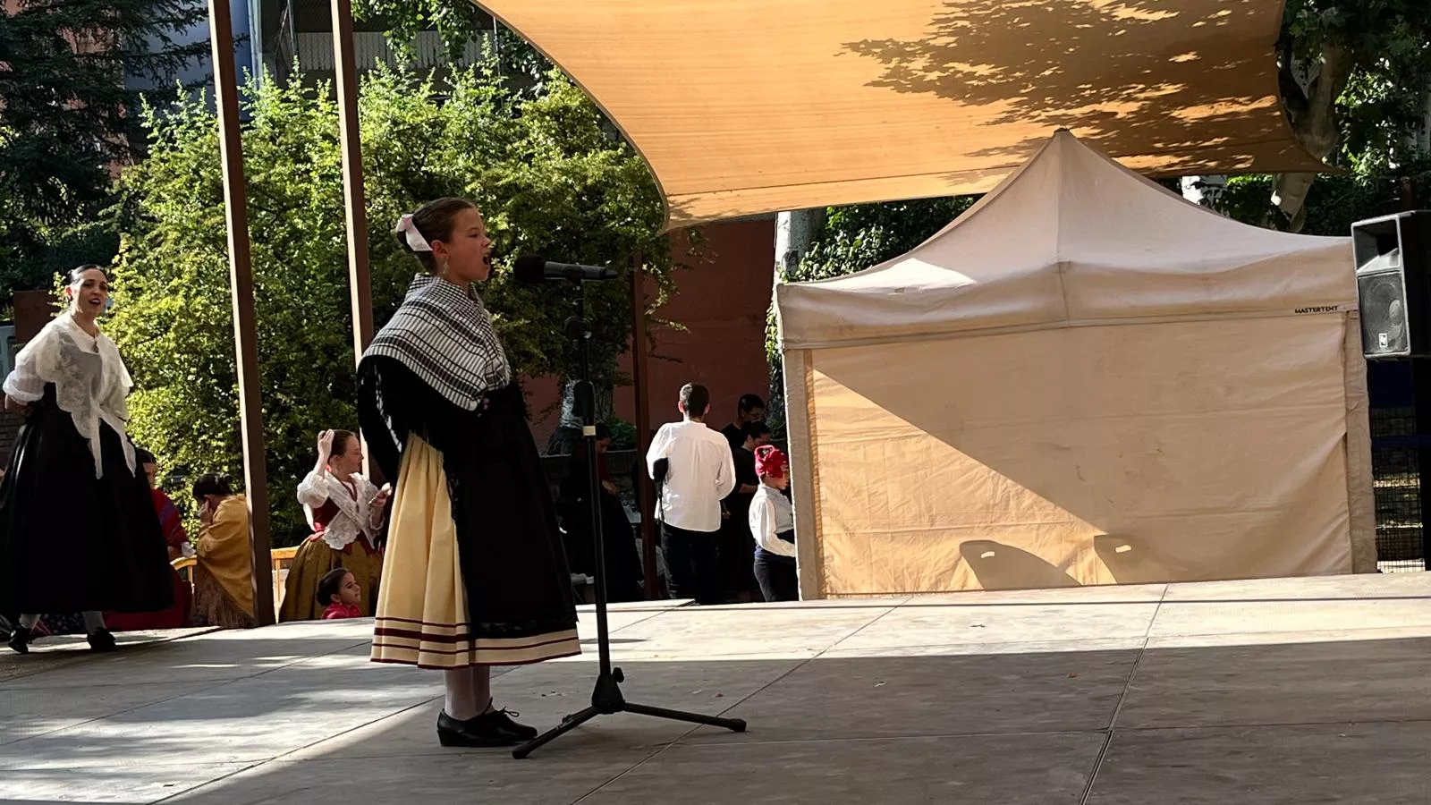 Actuación de la escuela del Grupo Folklórico Elenco Aragonés en el Ciclo de Primavera. Foto Mercedes Manterola