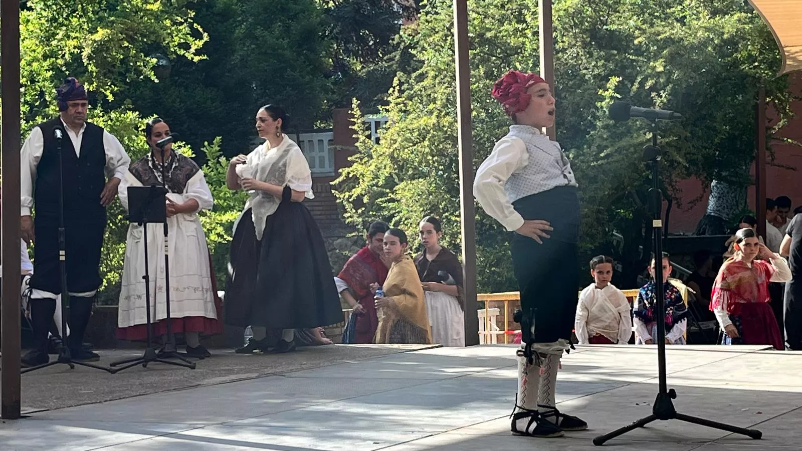 Actuación de la escuela del Grupo Folklórico Elenco Aragonés en el Ciclo de Primavera. Foto Mercedes Manterola