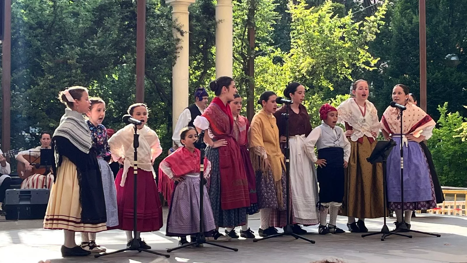 Actuación de la escuela del Grupo Folklórico Elenco Aragonés en el Ciclo de Primavera. Foto Mercedes Manterola