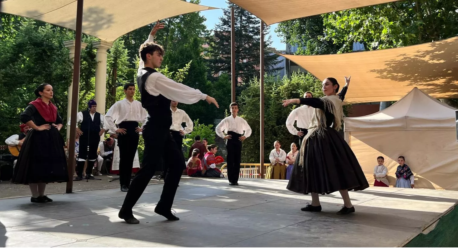 Actuación de la escuela del Grupo Folklórico Elenco Aragonés en el Ciclo de Primavera. Foto Mercedes Manterola