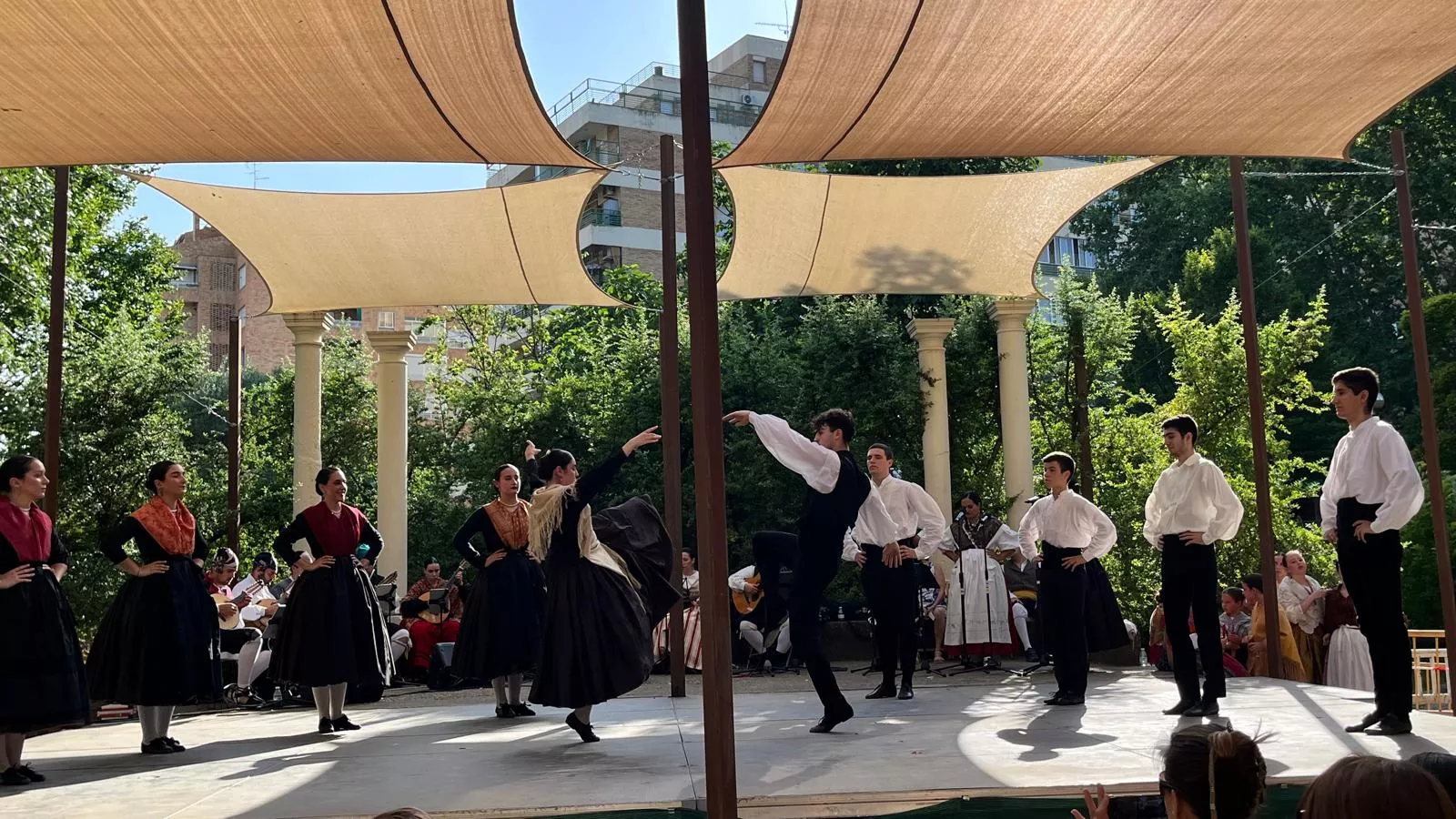 Actuación de la escuela del Grupo Folklórico Elenco Aragonés en el Ciclo de Primavera. Foto Mercedes Manterola