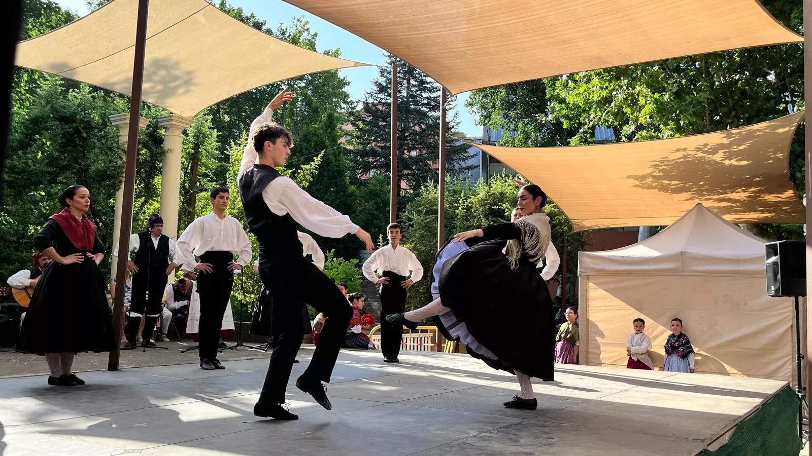 Actuación de la escuela del Grupo Folklórico Elenco Aragonés en el Ciclo de Primavera. Foto Mercedes Manterola
