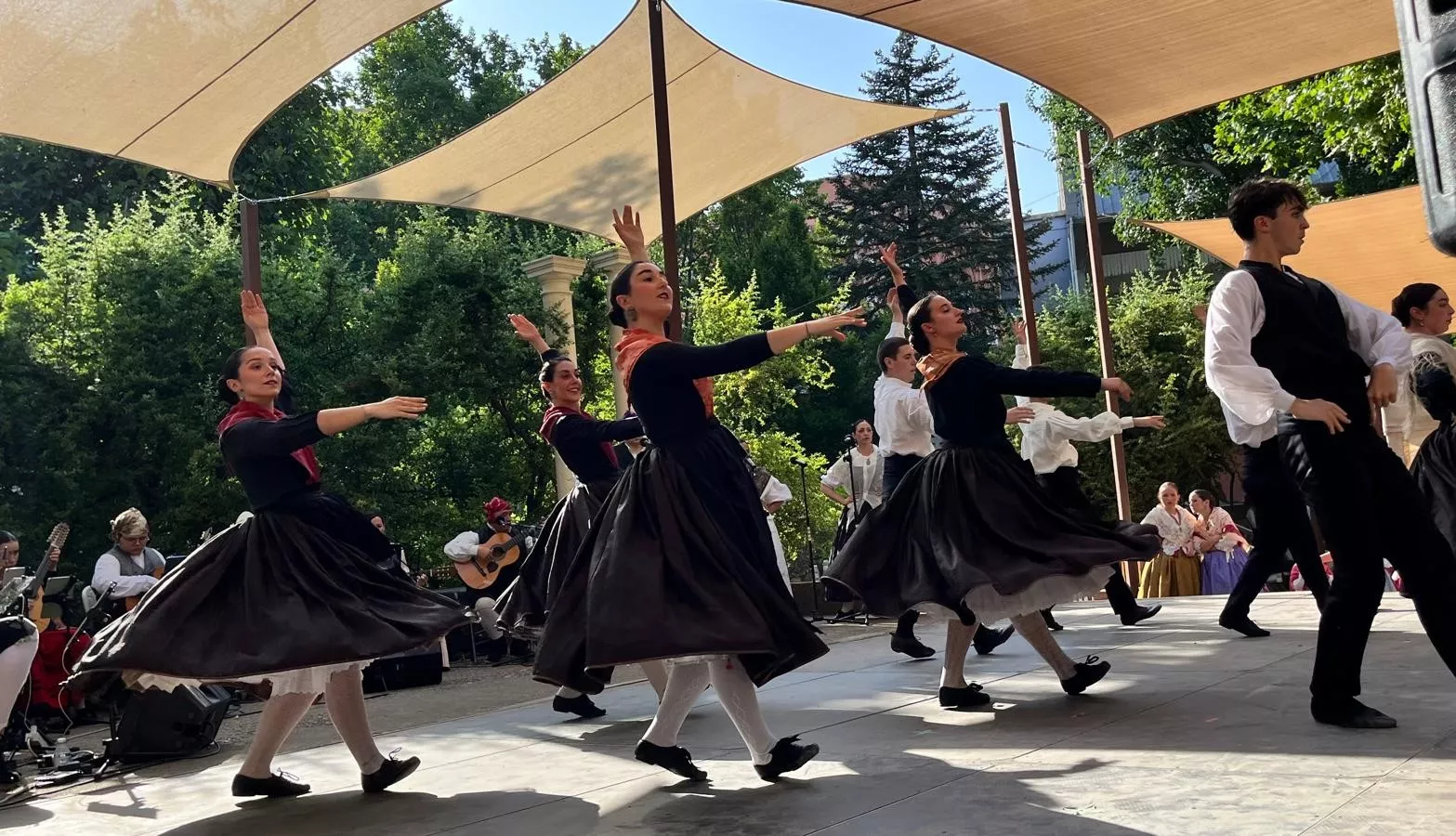 Actuación de la escuela del Grupo Folklórico Elenco Aragonés en el Ciclo de Primavera. Foto Mercedes Manterola