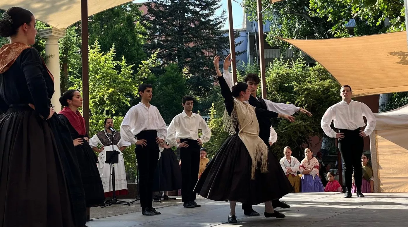 Actuación de la escuela del Grupo Folklórico Elenco Aragonés en el Ciclo de Primavera. Foto Mercedes Manterola