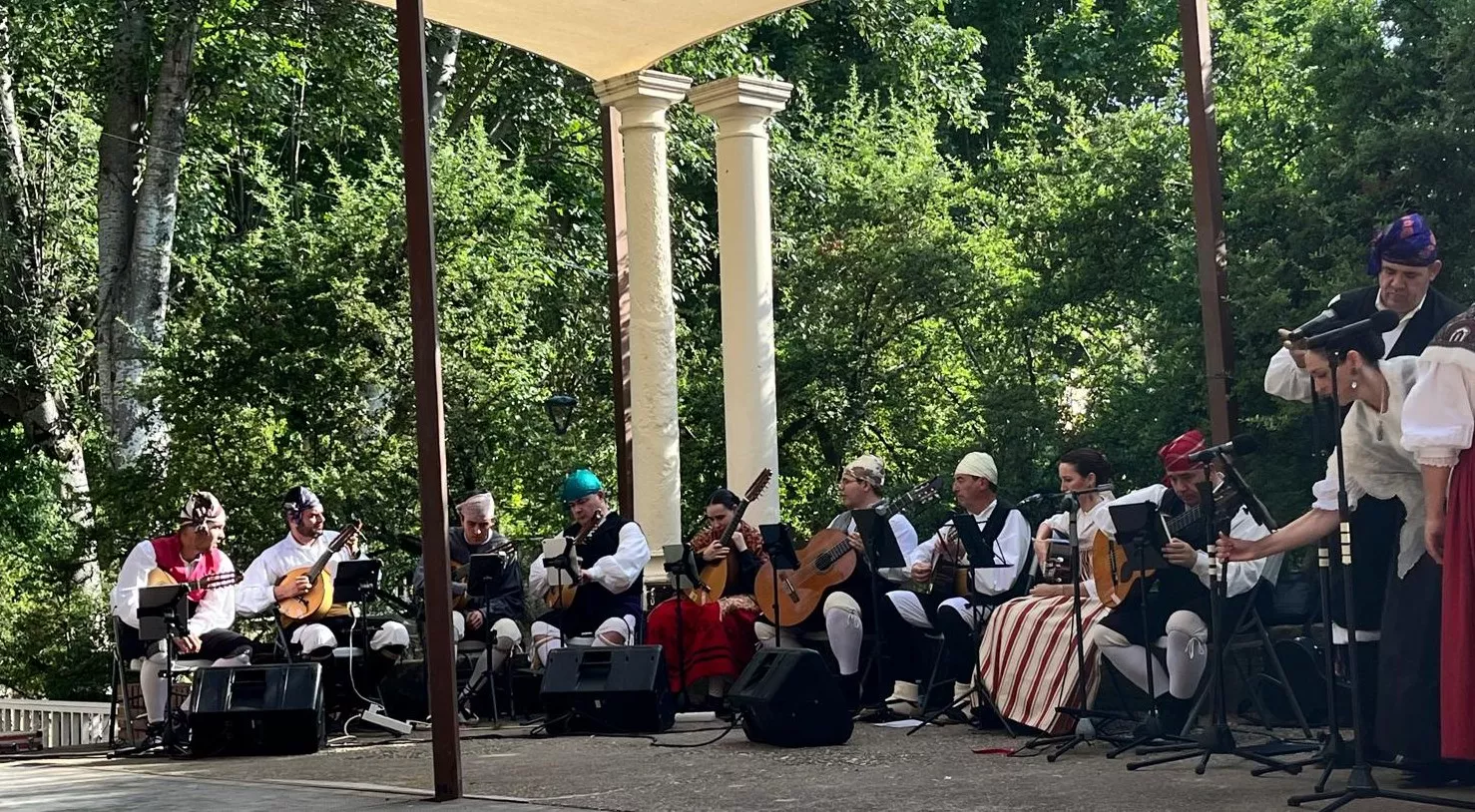 Actuación de la escuela del Grupo Folklórico Elenco Aragonés en el Ciclo de Primavera. Foto Mercedes Manterola