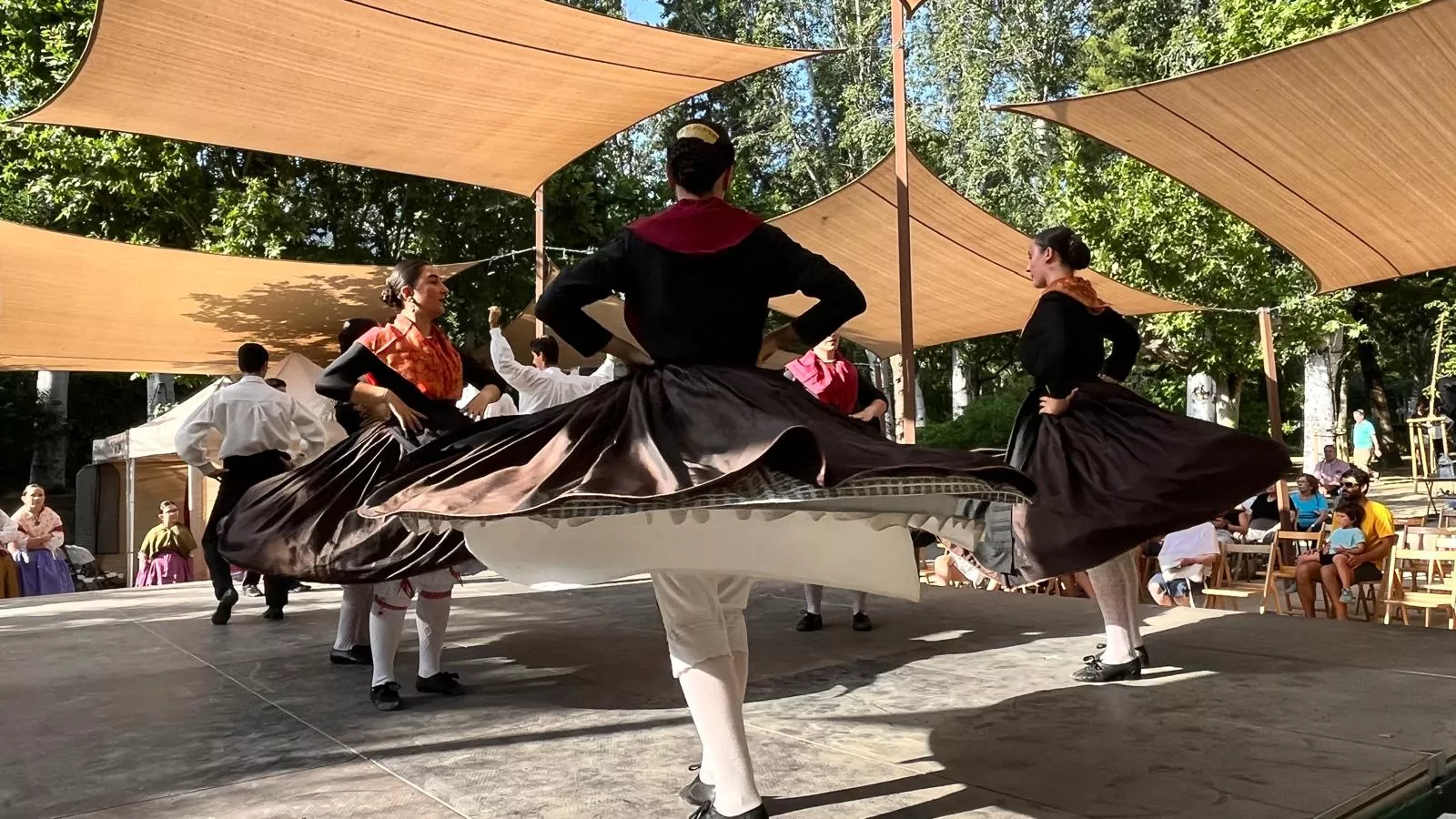 Actuación de la escuela del Grupo Folklórico Elenco Aragonés en el Ciclo de Primavera. Foto Mercedes Manterola