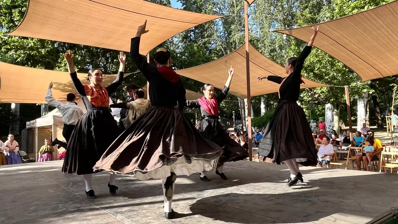 Actuación de la escuela del Grupo Folklórico Elenco Aragonés en el Ciclo de Primavera. Foto Mercedes Manterola