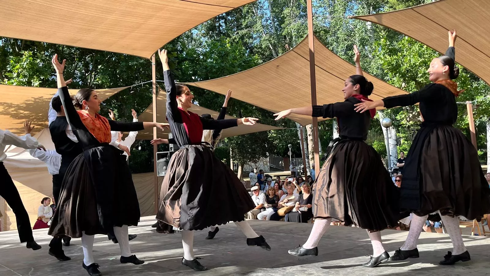 Actuación de la escuela del Grupo Folklórico Elenco Aragonés en el Ciclo de Primavera. Foto Mercedes Manterola