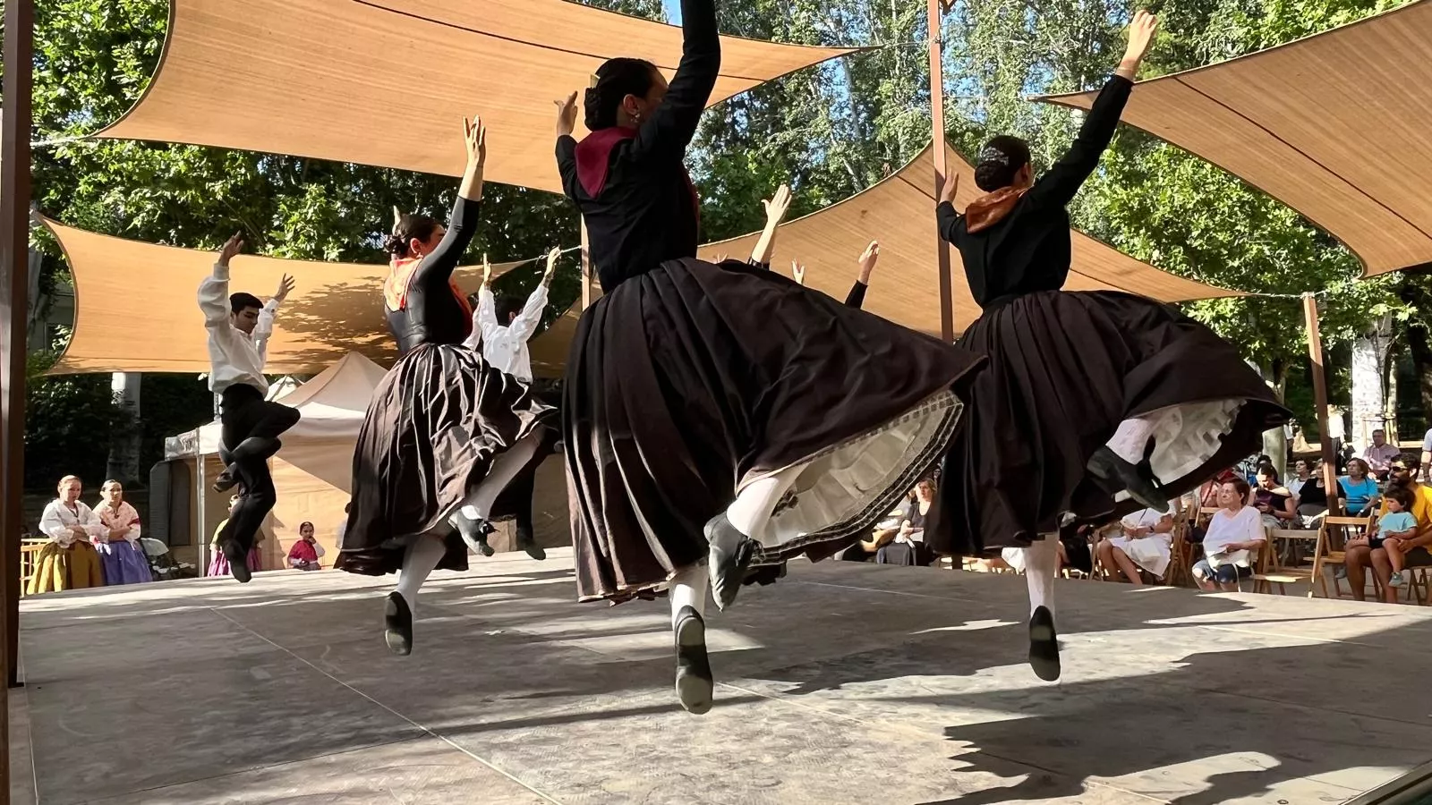 Actuación de la escuela del Grupo Folklórico Elenco Aragonés en el Ciclo de Primavera. Foto Mercedes Manterola