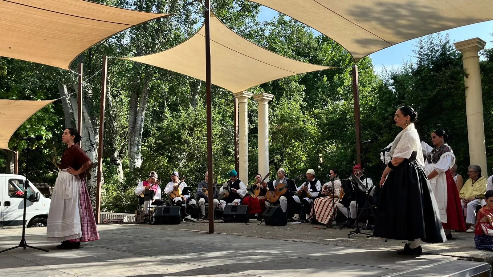 Actuación de la escuela del Grupo Folklórico Elenco Aragonés en el Ciclo de Primavera. Foto Mercedes Manterola