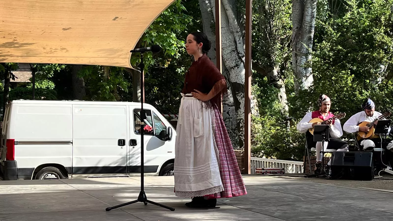 Actuación de la escuela del Grupo Folklórico Elenco Aragonés en el Ciclo de Primavera. Foto Mercedes Manterola