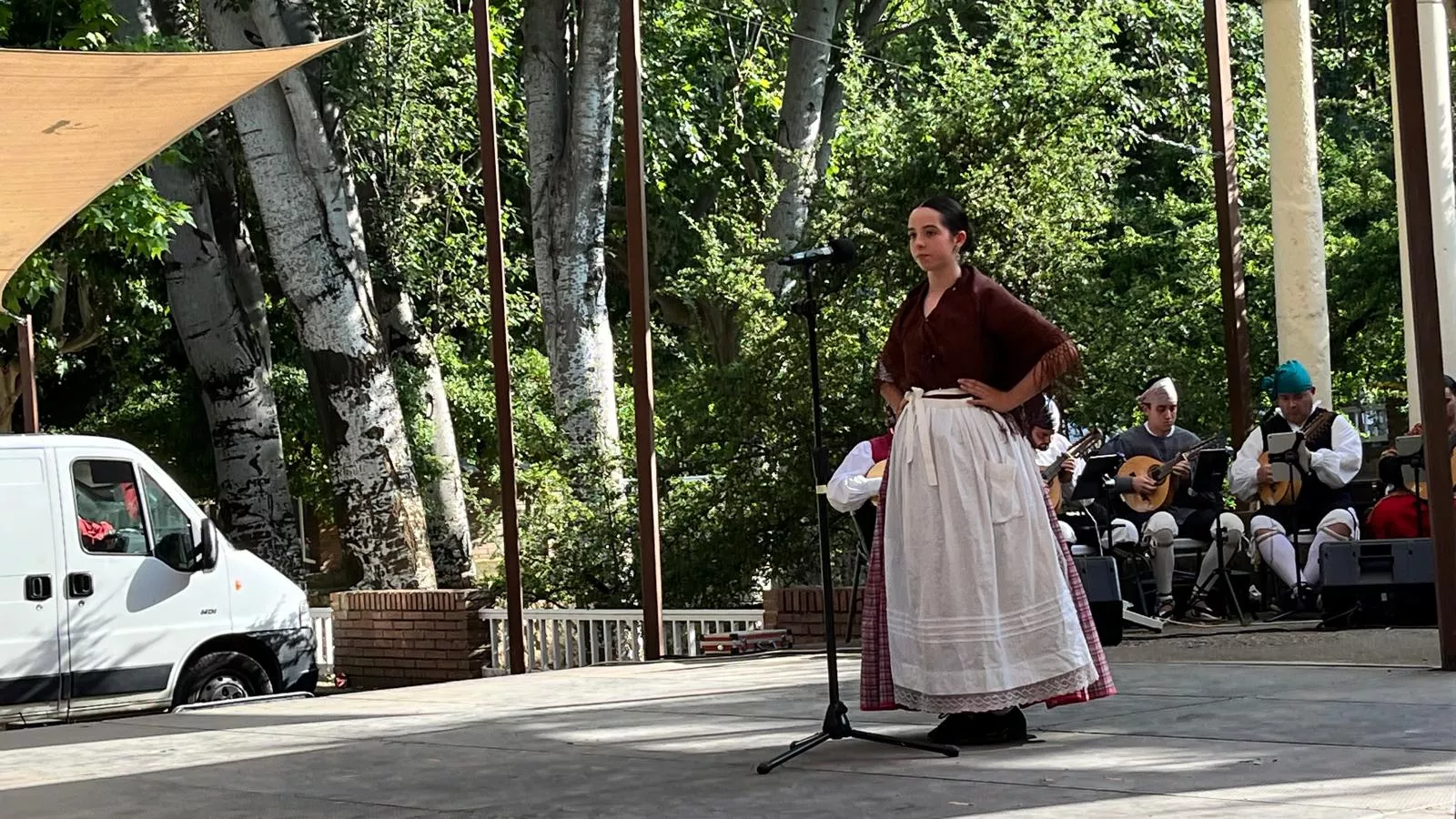 Actuación de la escuela del Grupo Folklórico Elenco Aragonés en el Ciclo de Primavera. Foto Mercedes Manterola