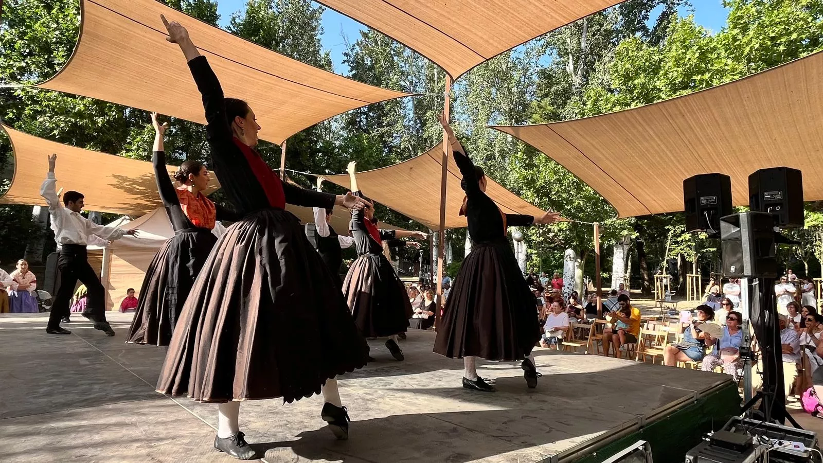 Actuación de la escuela del Grupo Folklórico Elenco Aragonés en el Ciclo de Primavera. Foto Mercedes Manterola