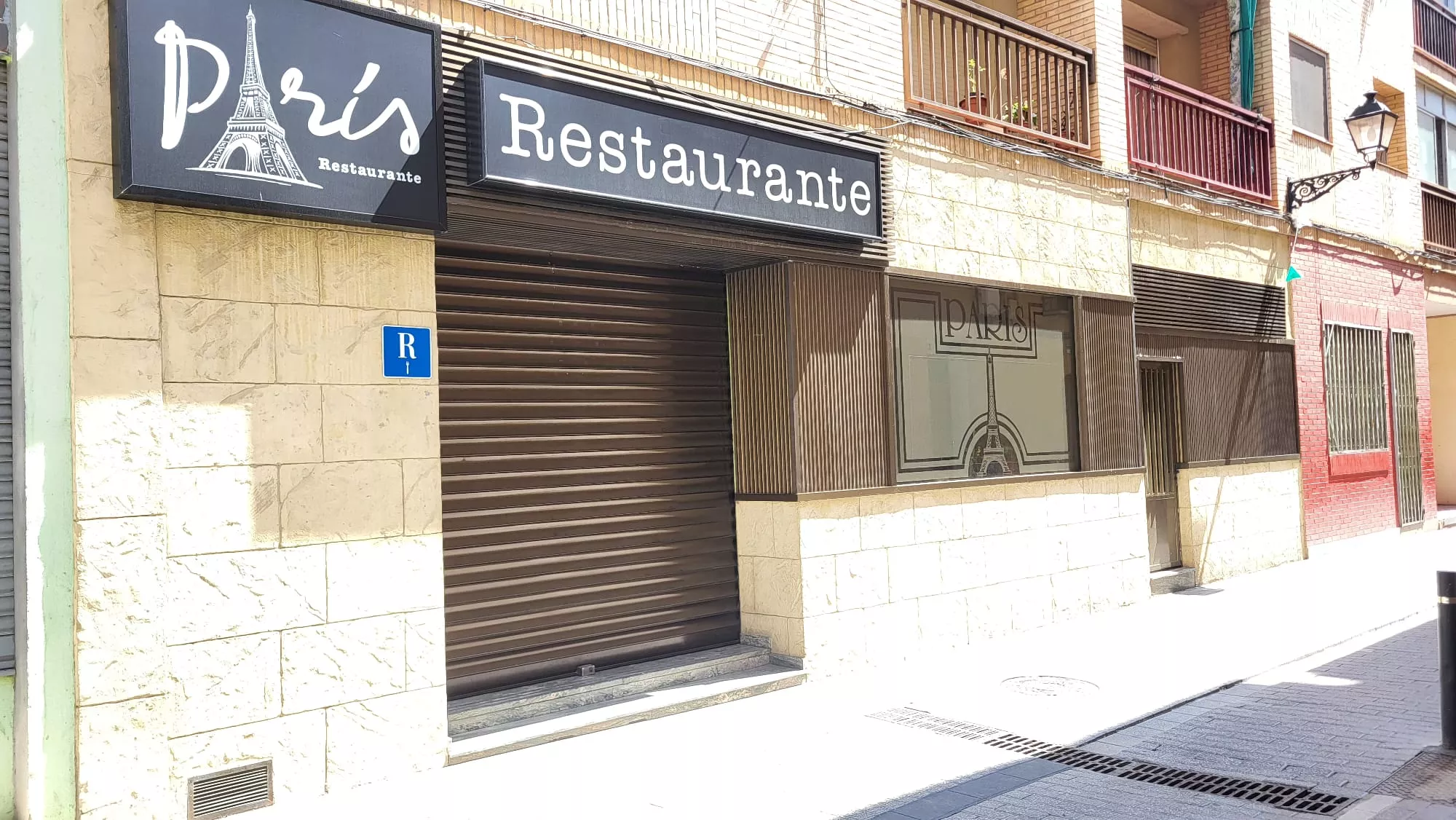 Restaurante París, con la persiana echada
