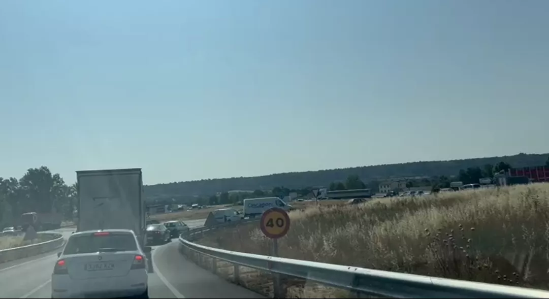 Un transporte especial de vigas provoca una retención de cuatro kilómetros entre Huesca y Siétamo.