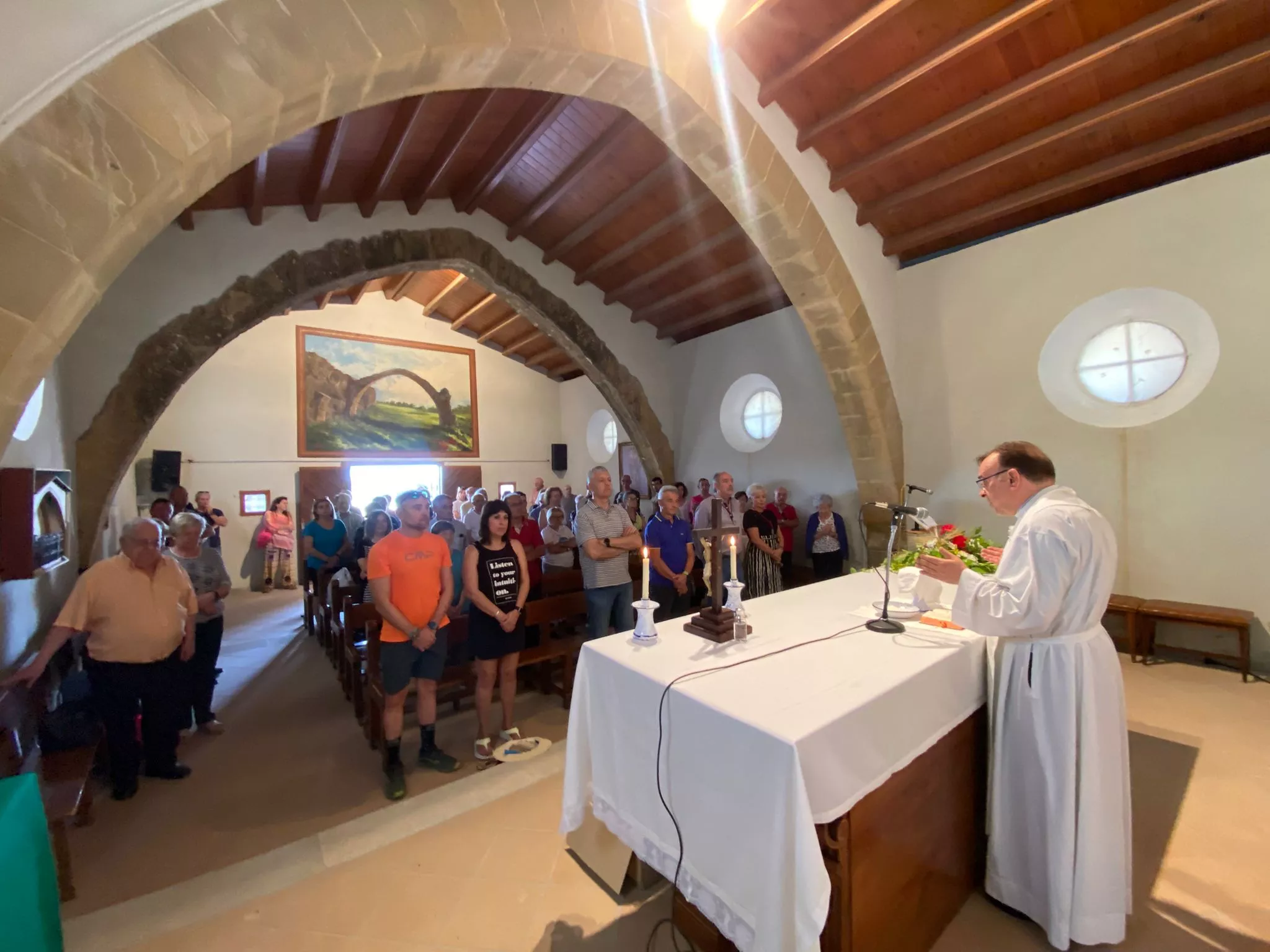 Fernando Altemir oficia la misa en la Ermita de Jara