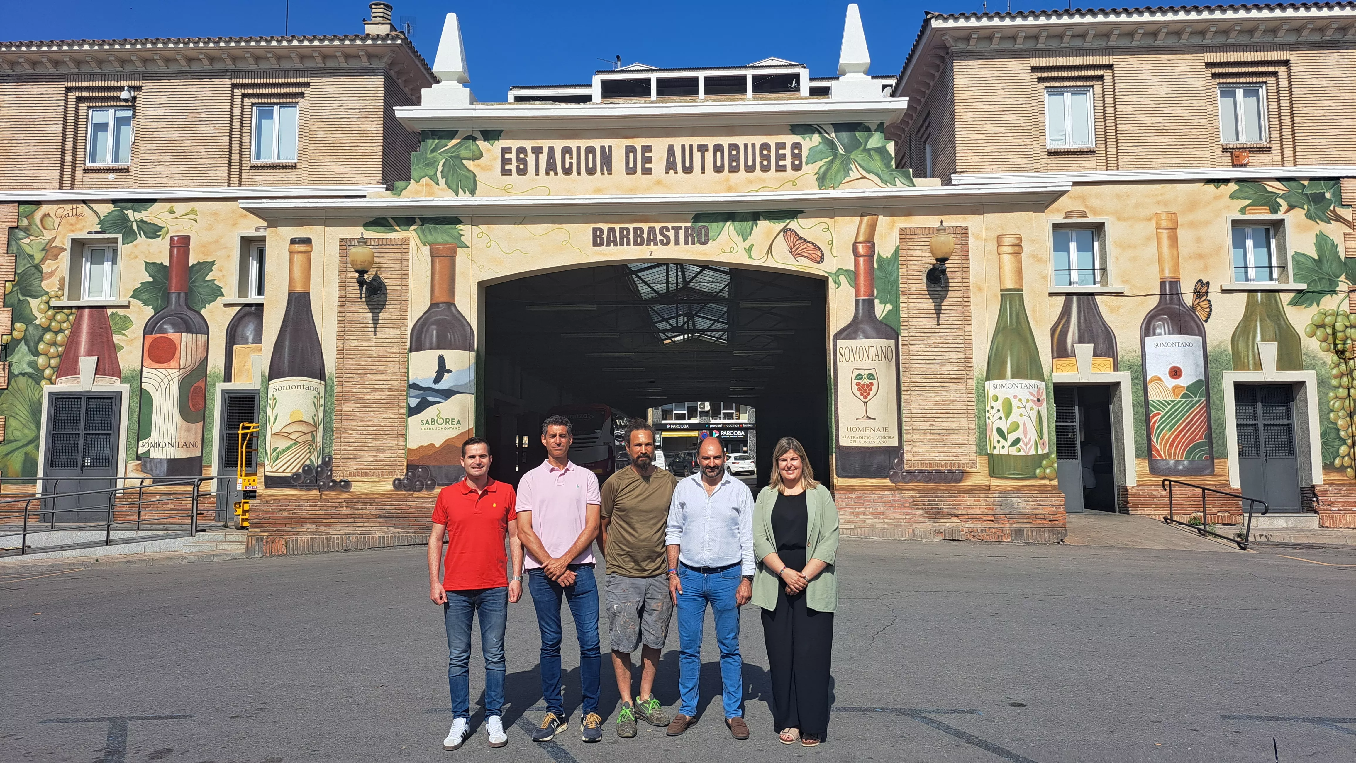 El alcalde  y el concejal de Servicios y el presidente y la vicepresidenta de la Comarca con el autor, David Gatta, frente al mural