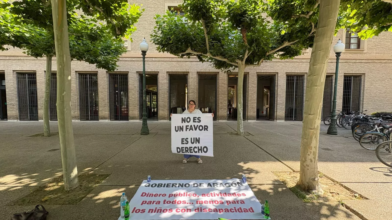 Eva Maura, este lunes ante la sede del Gobierno de Aragón.