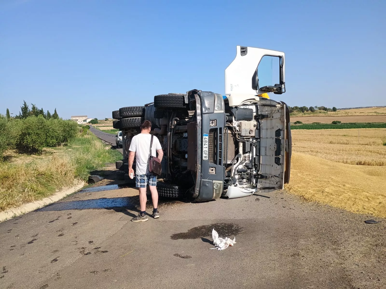 Vuelca un camión con cebada en Peralta de Alcofea y bloquea la circunvalación.