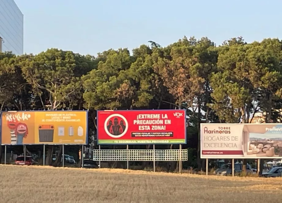 La valla publicitaria de VOX ha desatado una tormenta entre PSOE y PP.