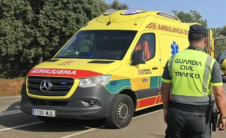 Imagen de archivo de la Guardia Civil y una ambulancia del 061. Imagen de archivo de la Guardia Civil y una ambulancia del 061.