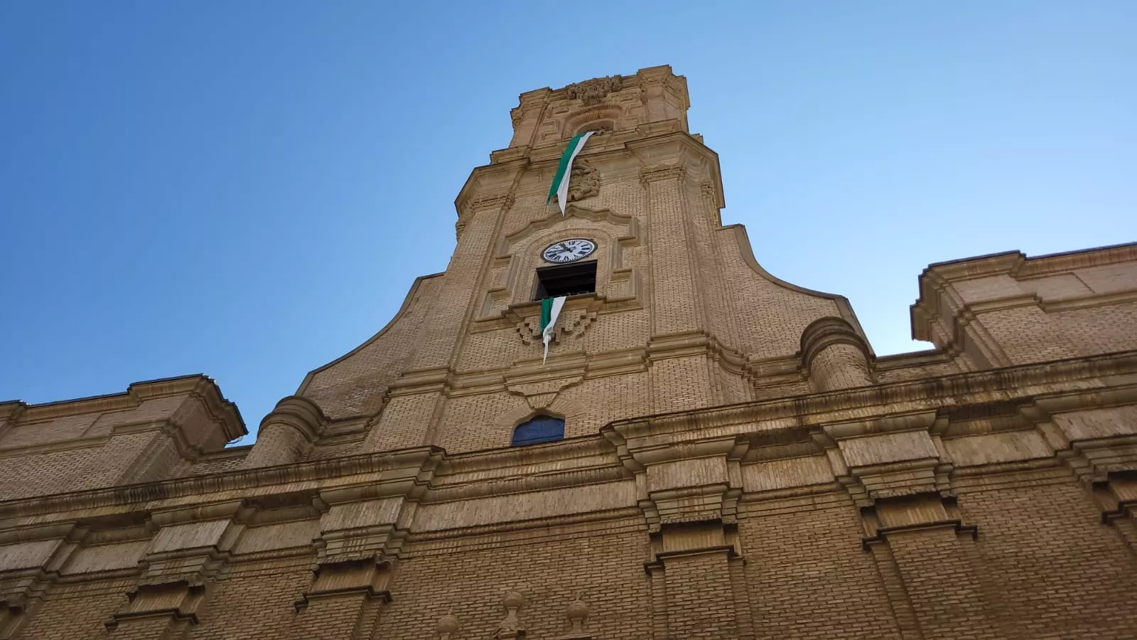 La fachada de San Lorenzo con los pendones de la celebración.