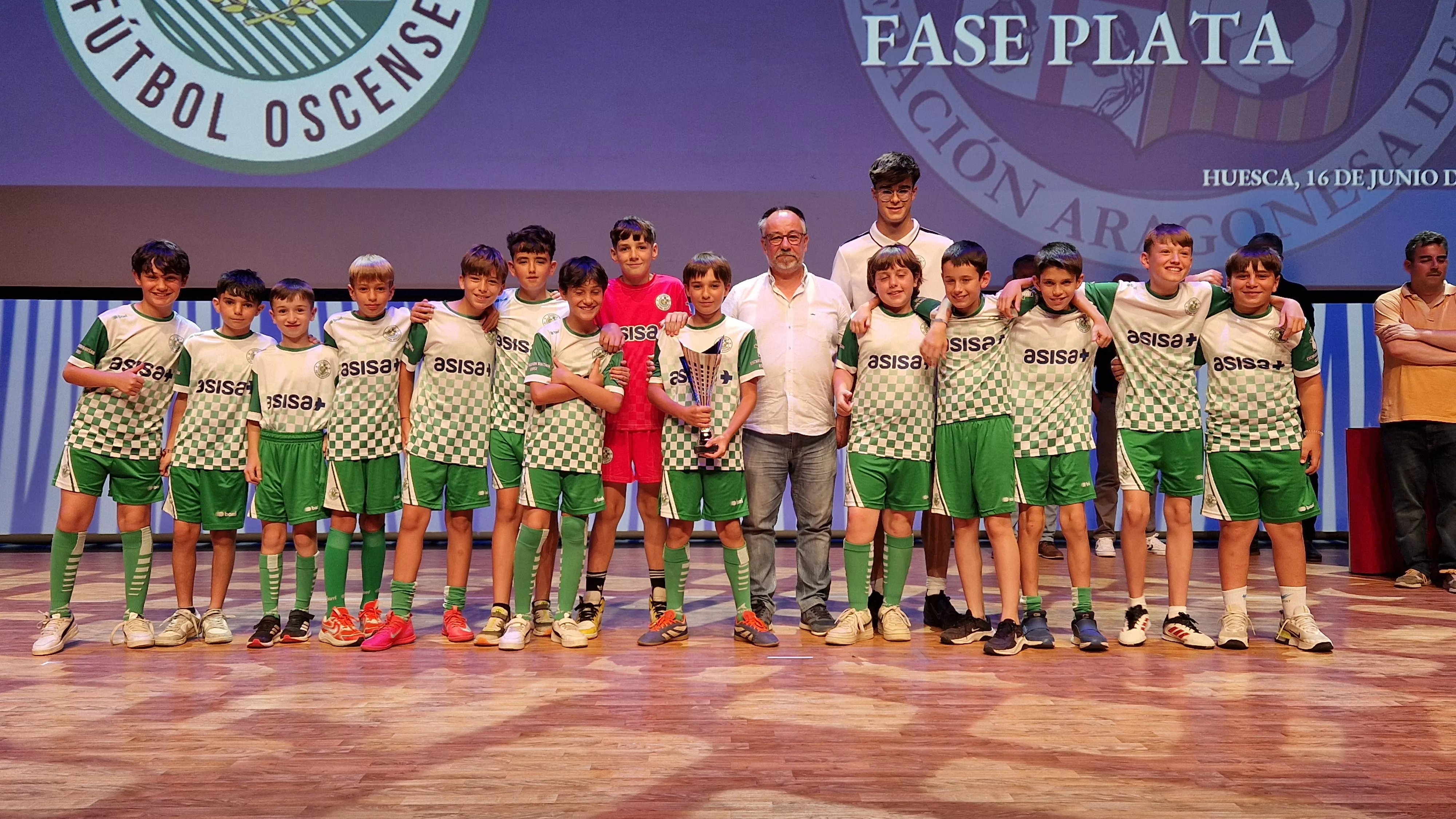 Santos Rodríguez junto a uno de los equipos premiados. Foto: RFAF