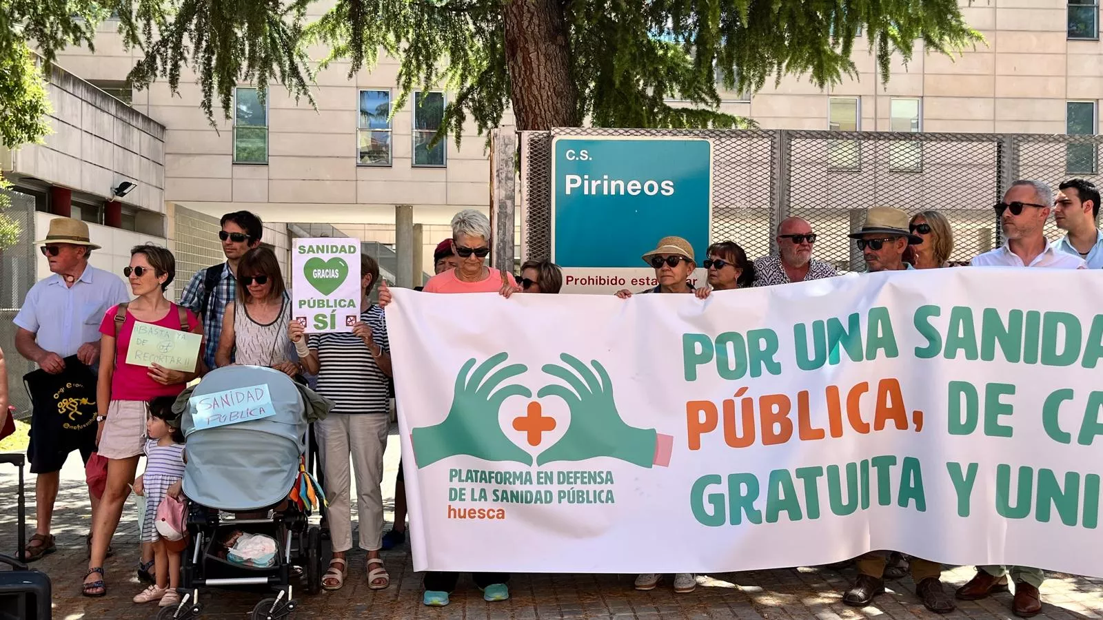 Concentración por el  mantenimiento del horario de refuerzo en los centros de salud. Foto Mercedes Manterola