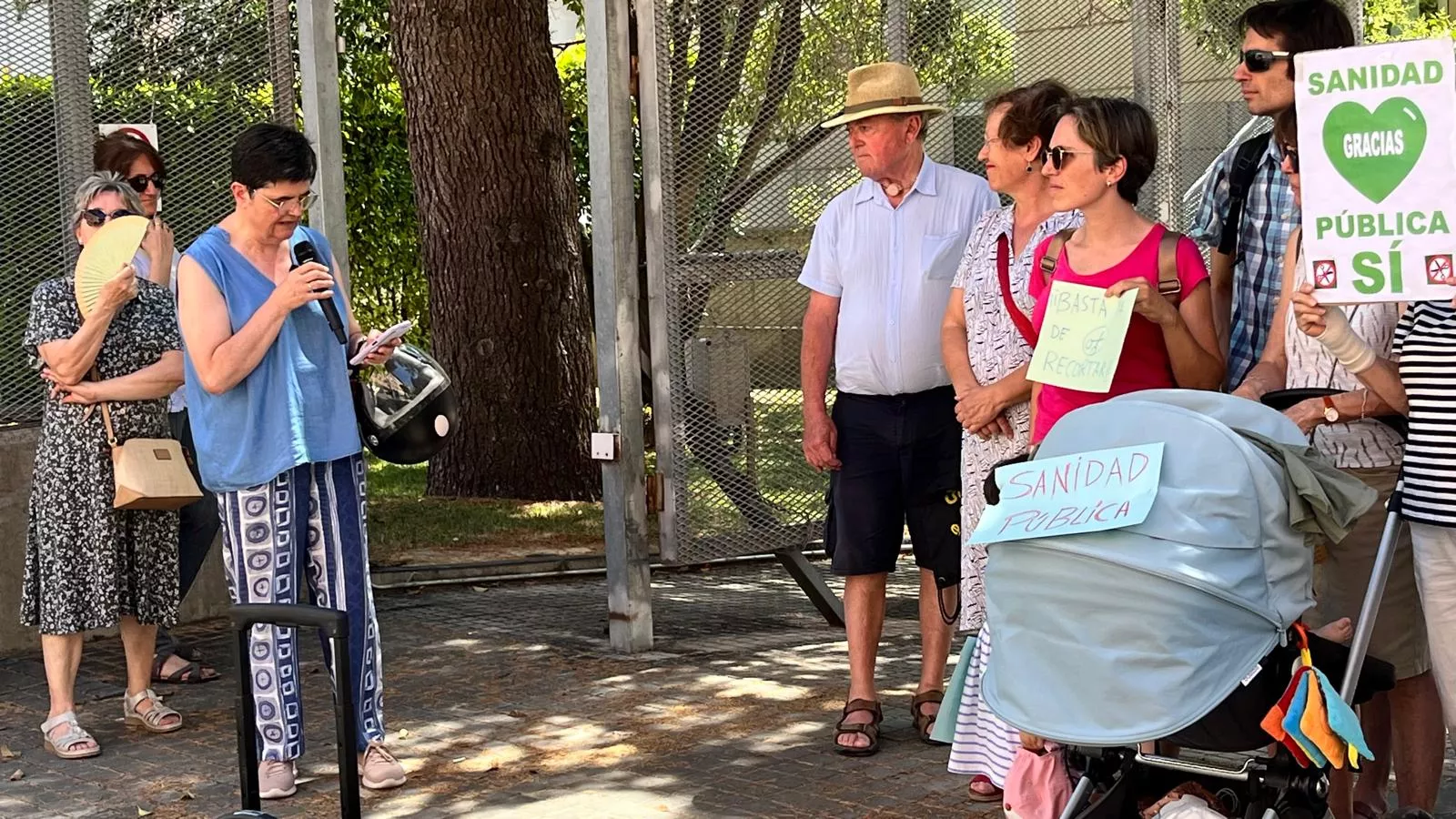 Concentración por el  mantenimiento del horario de refuerzo en los centros de salud. Foto Mercedes Manterola