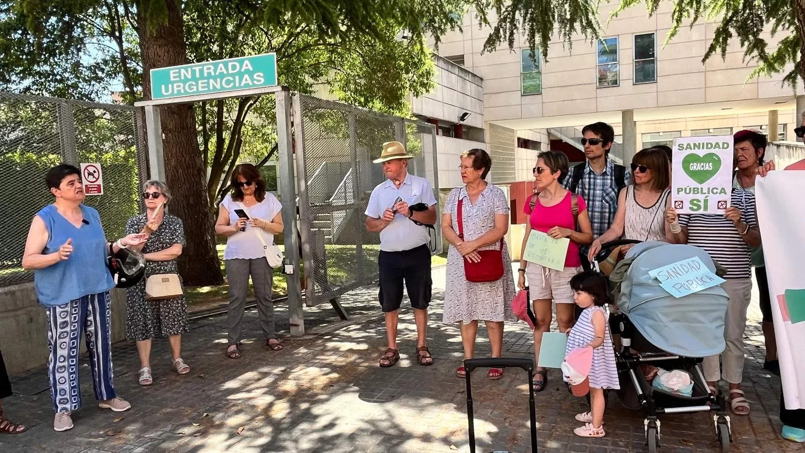 Concentración por el  mantenimiento del horario de refuerzo en los centros de salud. Foto Mercedes Manterola
