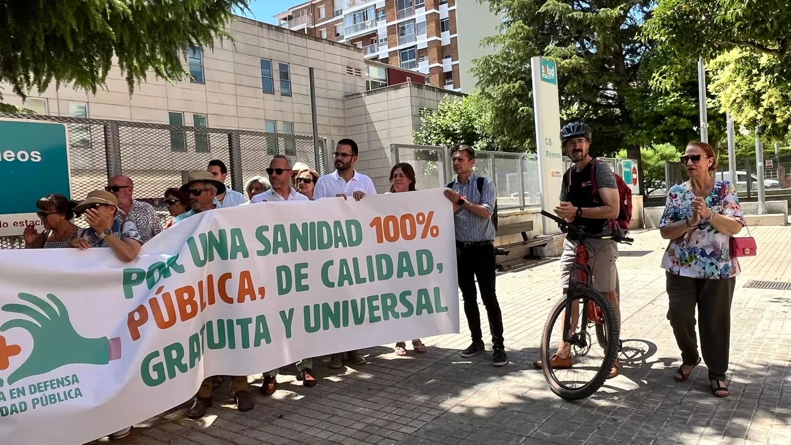 Concentración por el  mantenimiento del horario de refuerzo en los centros de salud. Foto Mercedes Manterola