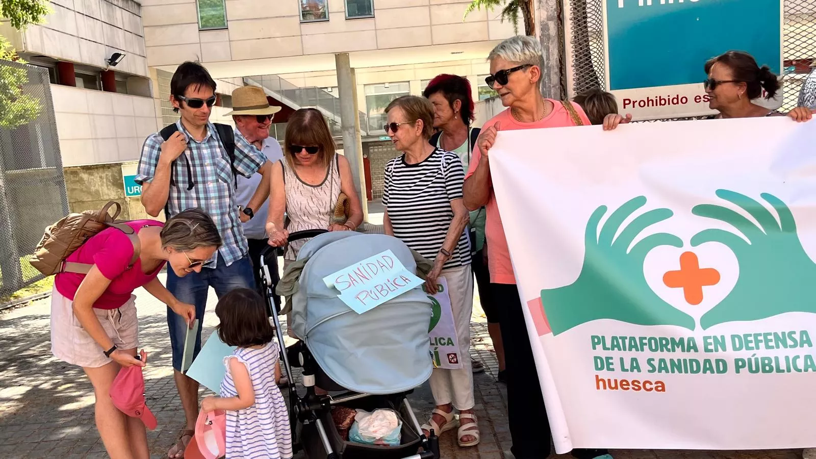 Concentración por el  mantenimiento del horario de refuerzo en los centros de salud. Foto Mercedes Manterola