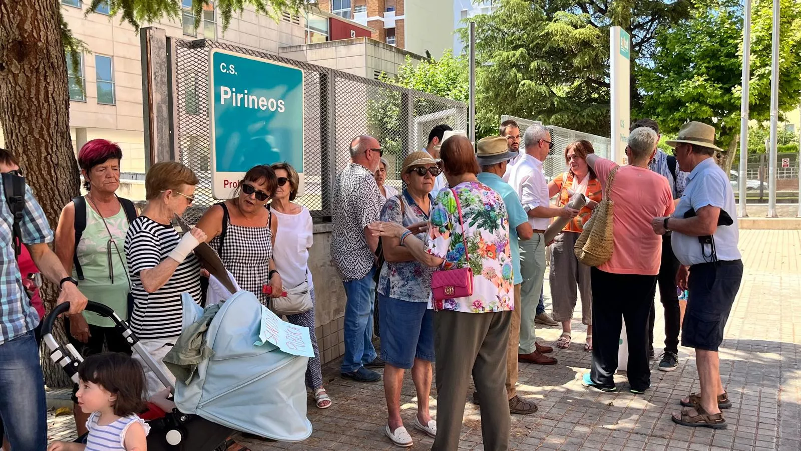 Concentración por el  mantenimiento del horario de refuerzo en los centros de salud. Foto Mercedes Manterola