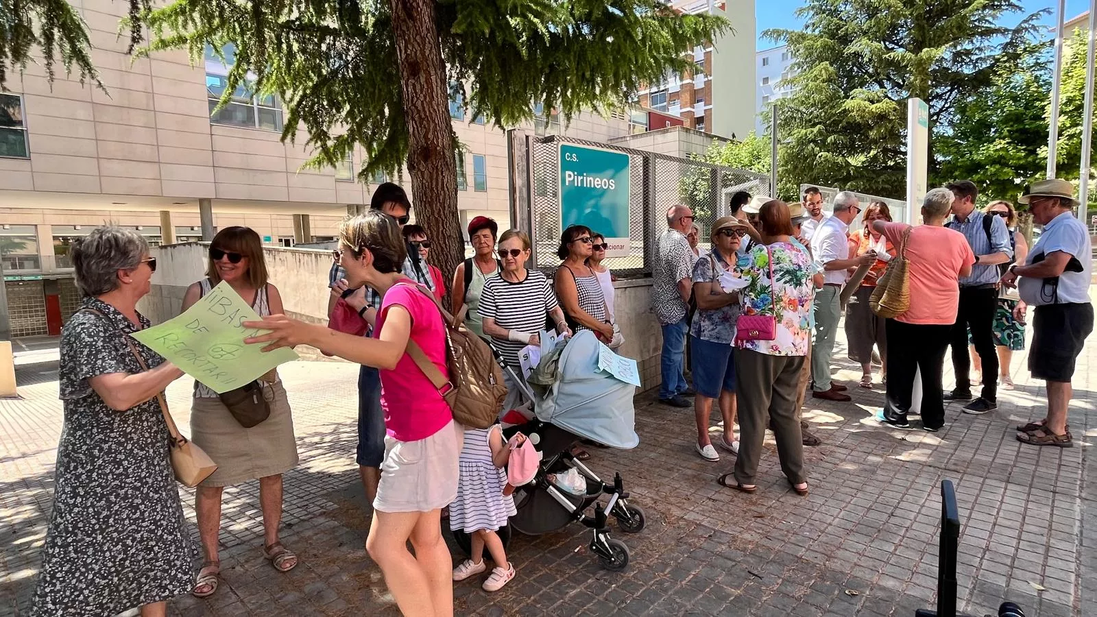 Concentración por el  mantenimiento del horario de refuerzo en los centros de salud. Foto Mercedes Manterola