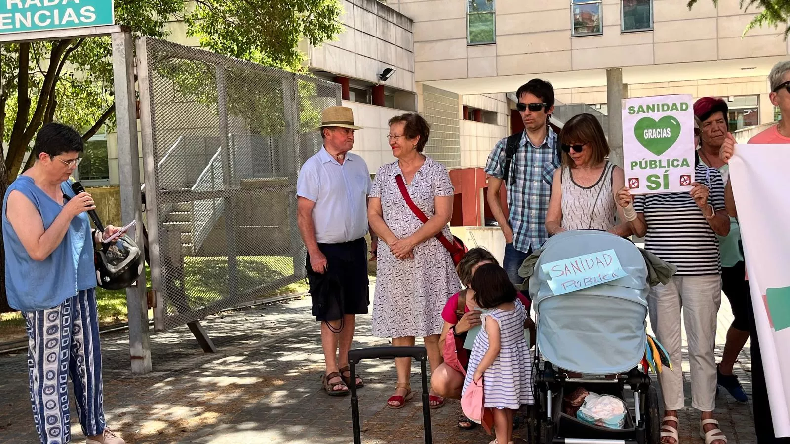 Concentración por el  mantenimiento del horario de refuerzo en los centros de salud. Foto Mercedes Manterola