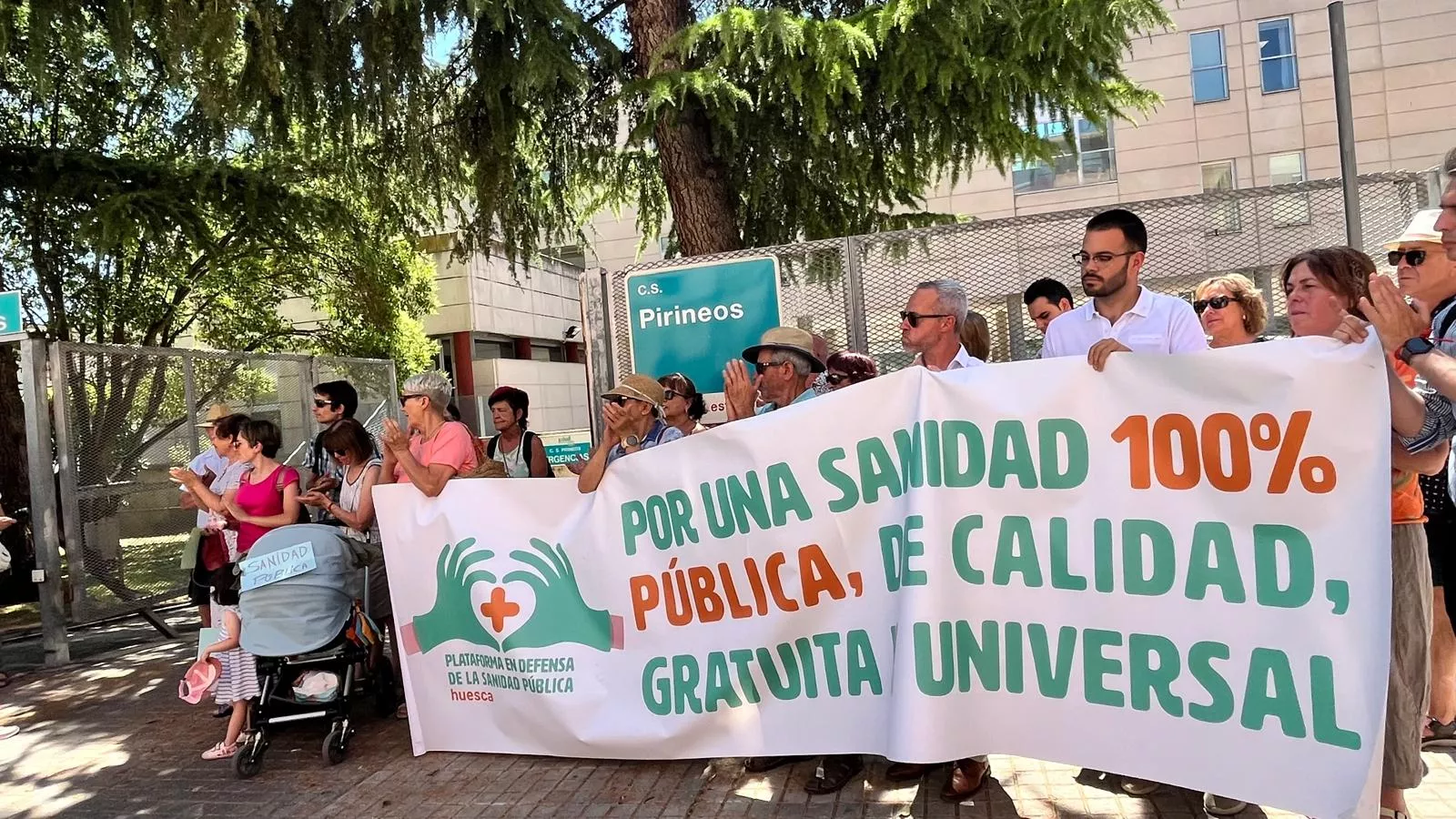 Concentración por el  mantenimiento del horario de refuerzo en los centros de salud. Foto Mercedes Manterola