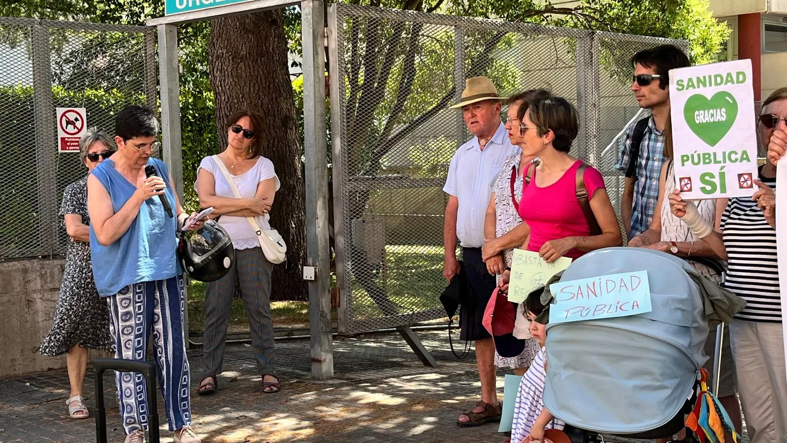 Concentración por el  mantenimiento del horario de refuerzo en los centros de salud. Foto Mercedes Manterola