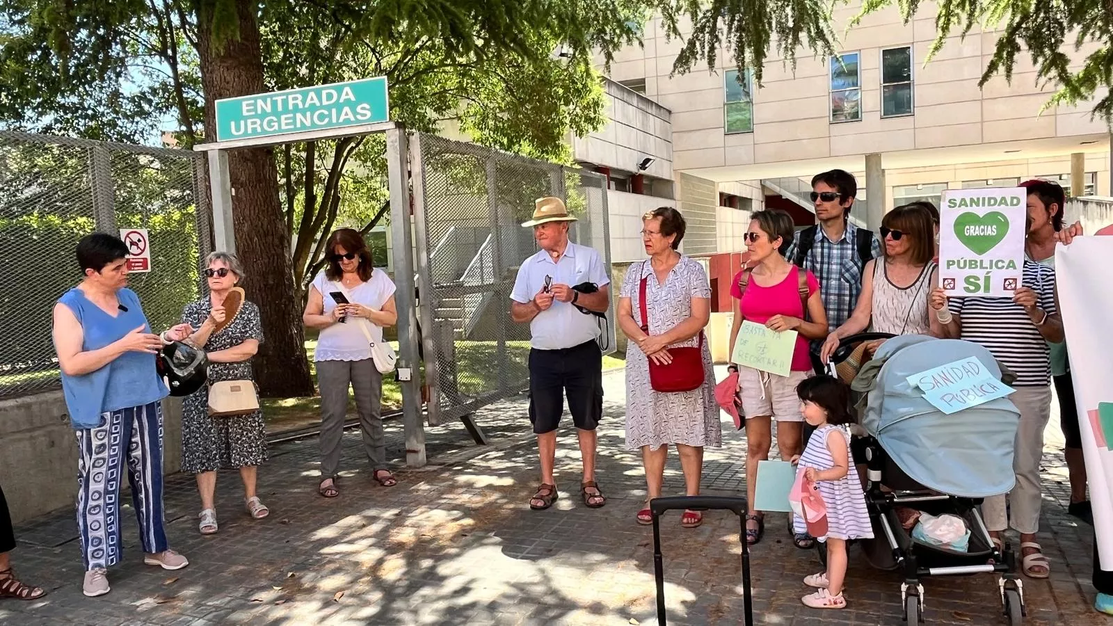 Concentración por el  mantenimiento del horario de refuerzo en los centros de salud. Foto Mercedes Manterola