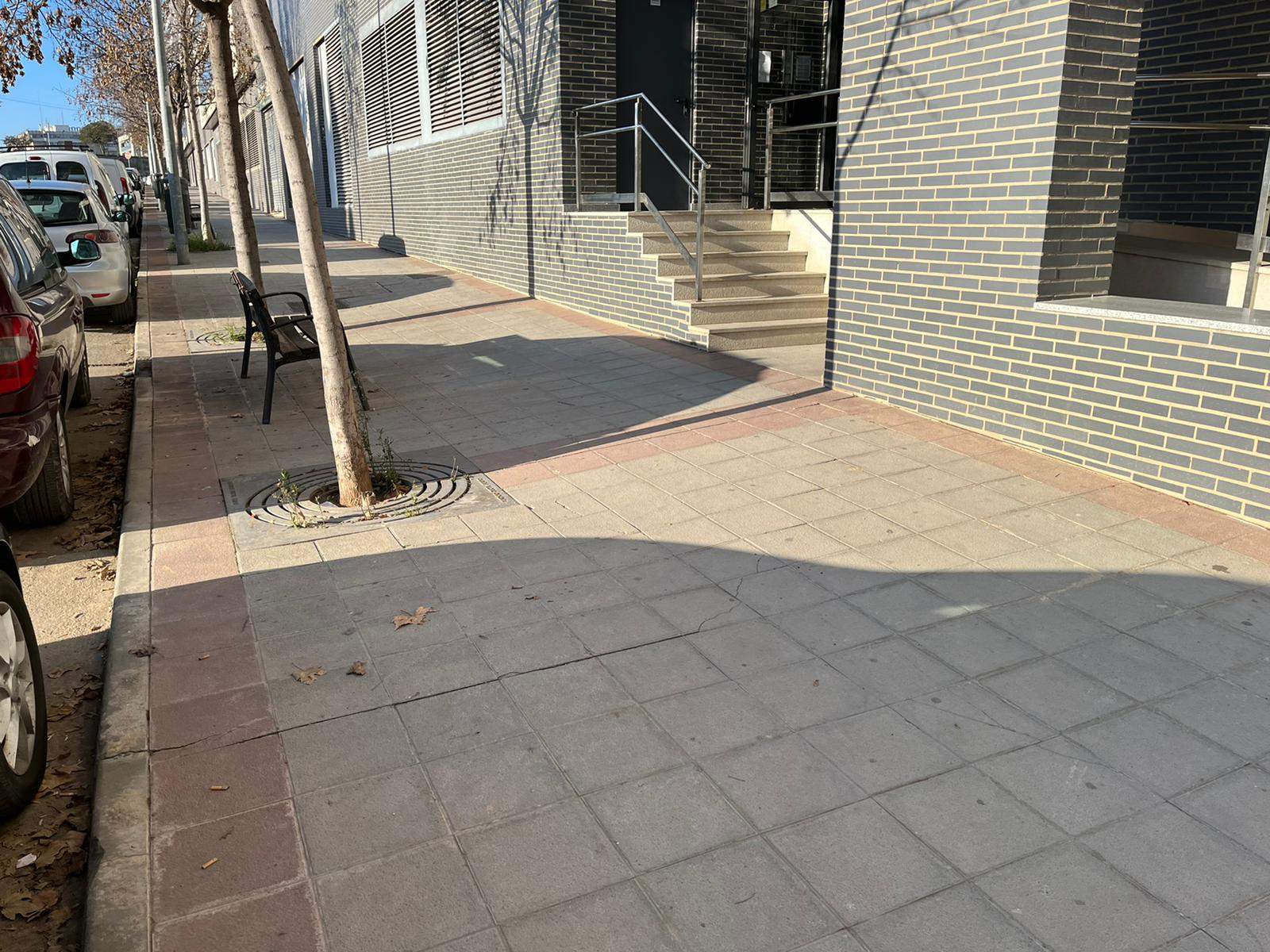 La inclinación exagerada y creciente de las aceras denota el defecto estructural