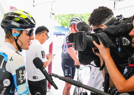 Castrillo atiende a medios de comunicación antes de la tercera etapa del Tour de Suiza. Foto: Movistar Team