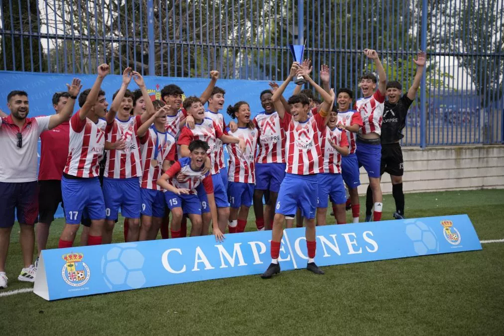El Monzón celebra el título de Copa en Zaragoza.