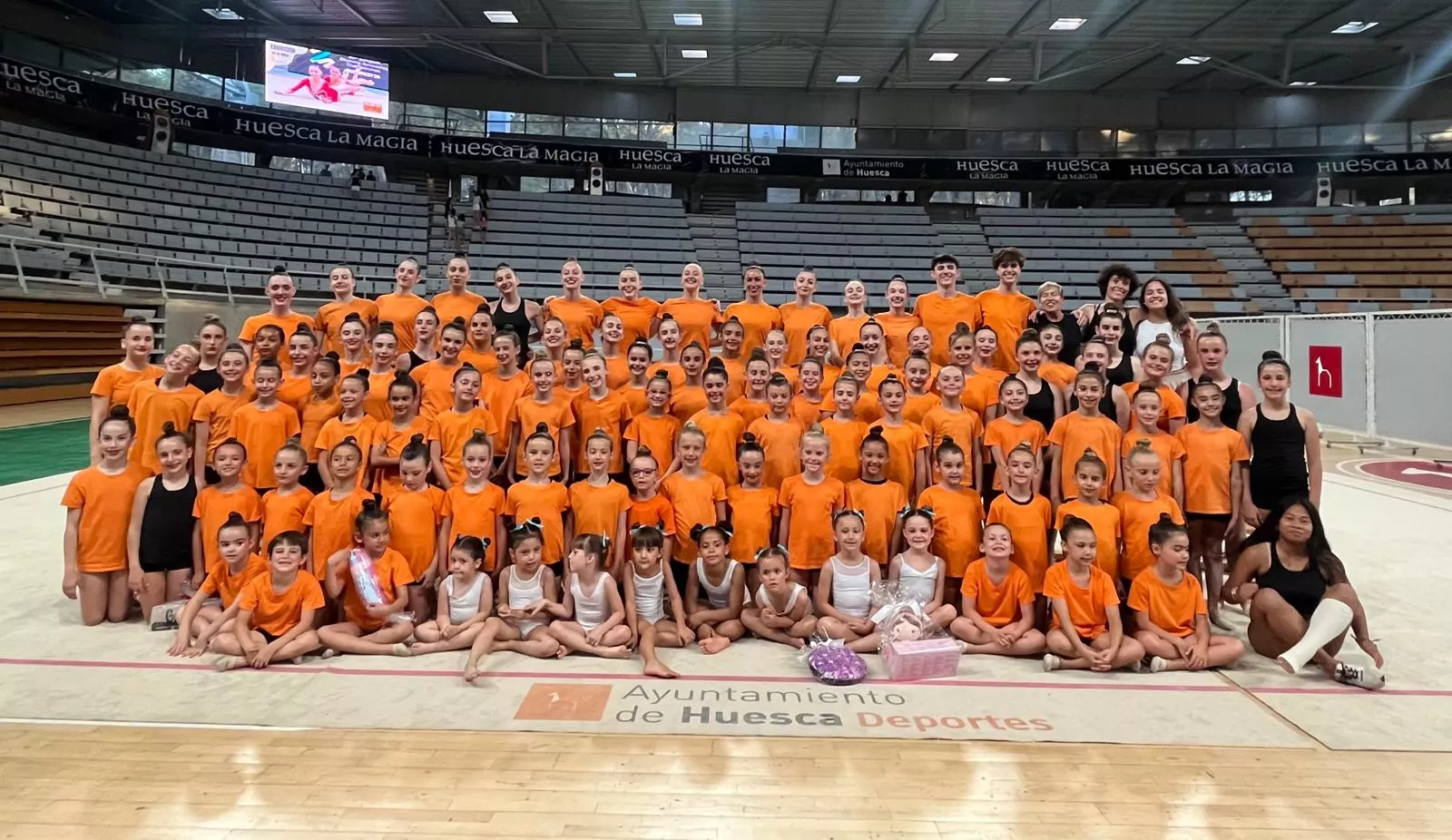 La foto de familia final y al fondo, en la pantalla, la imagen de Inés Bergua