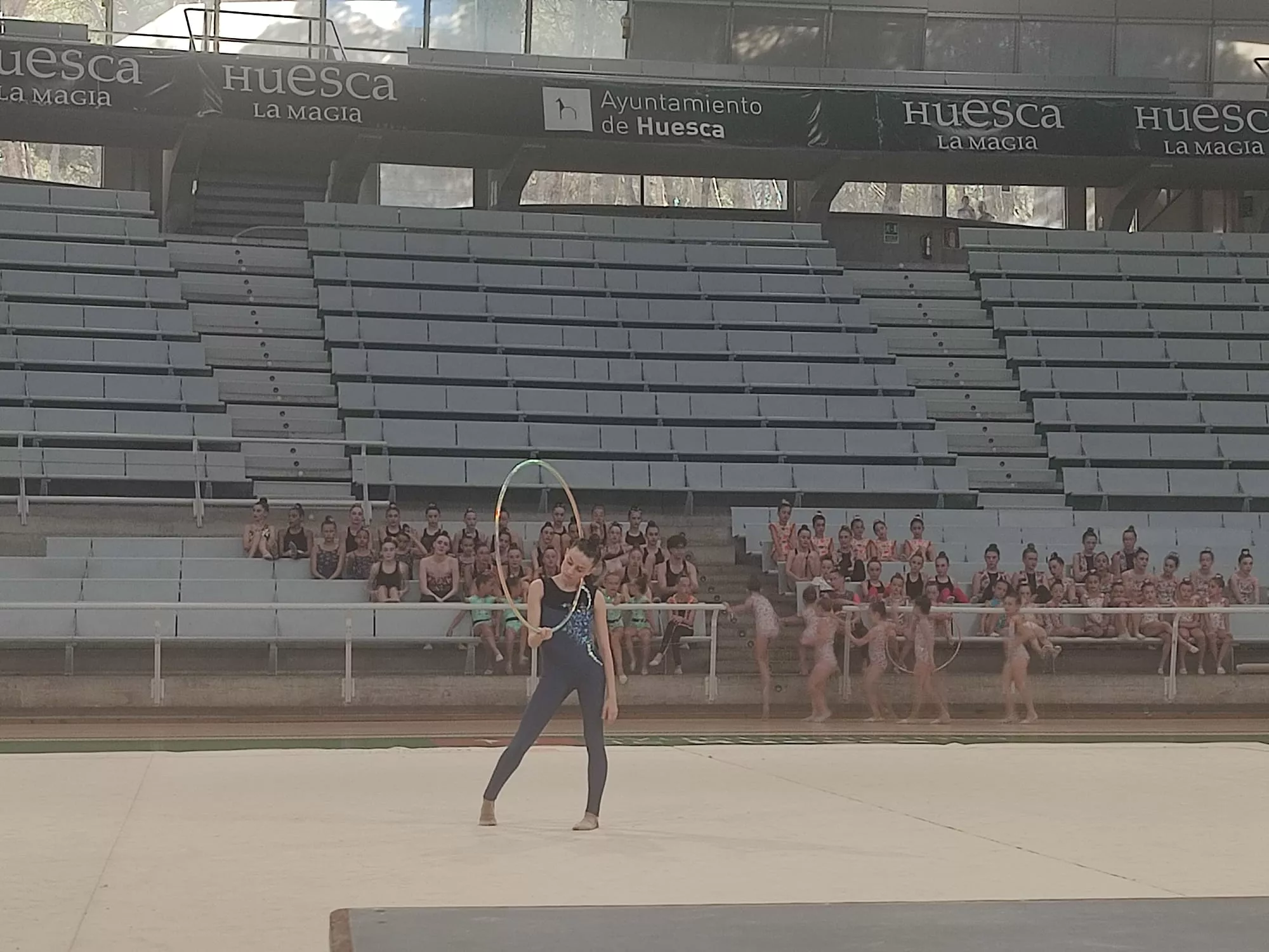 Marta Otín, durante el ejercicio de aro en el festival fin de curso.