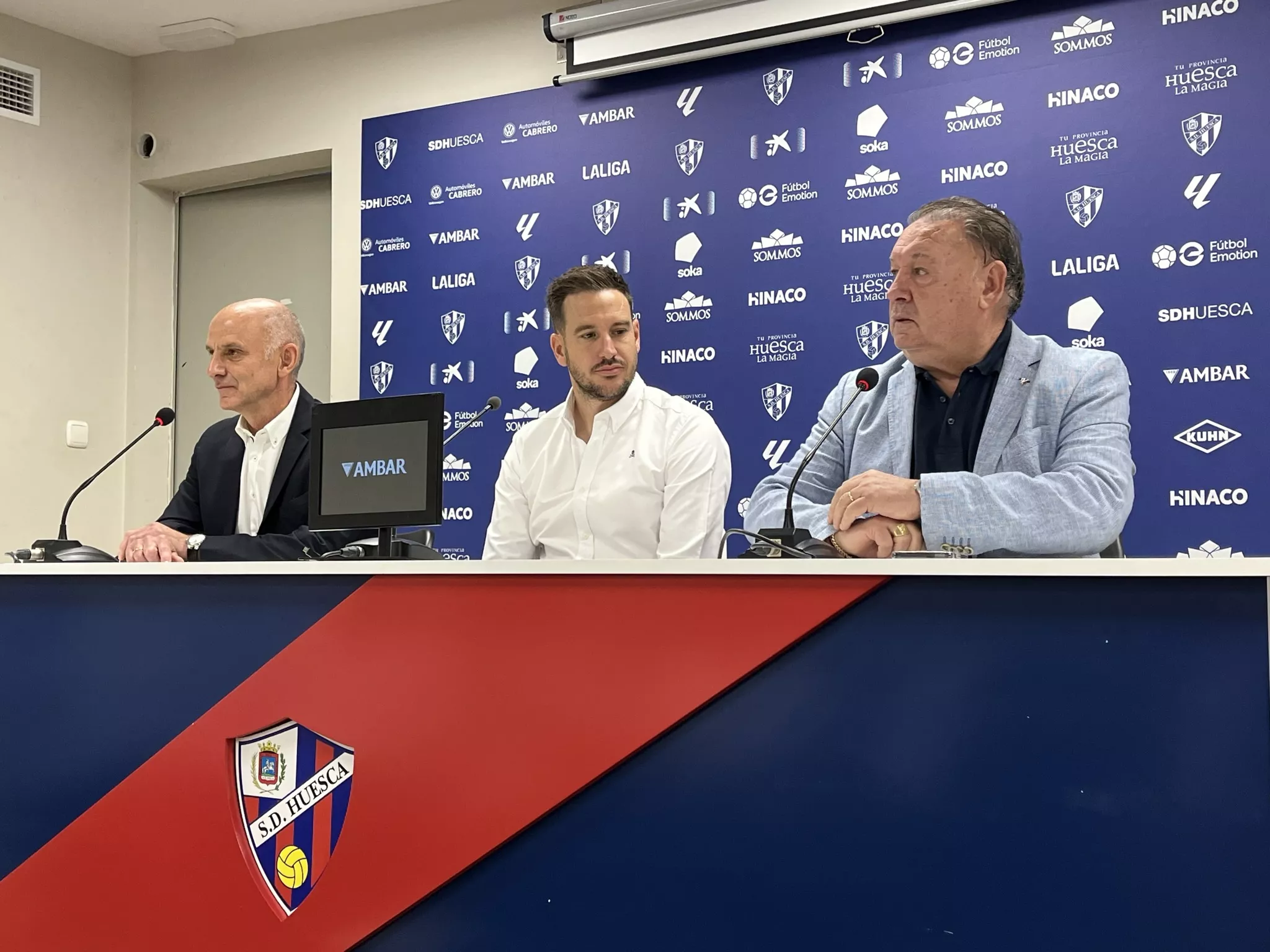 Martín González, Guilló y Lasaosa, en la presentación del entrenador este miércoles en El Alcoraz. Foto: Adri Mora