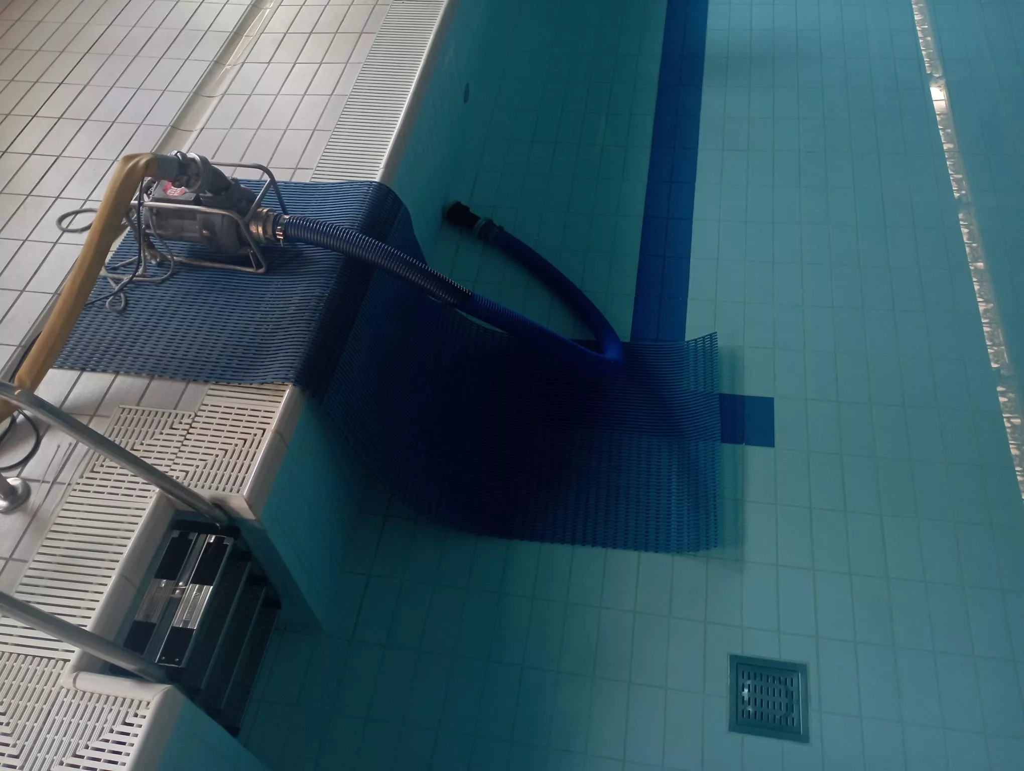 Imagen del vaciado de la piscina.