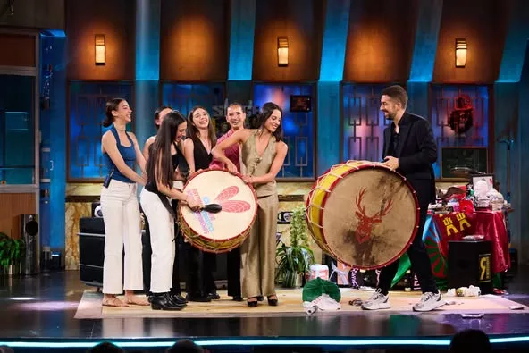 Duelo de bombos en el escenario de La Revuelta.