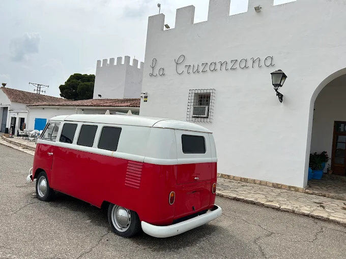 Hotel de Candasnos del que fueron desalojados los temporeros.