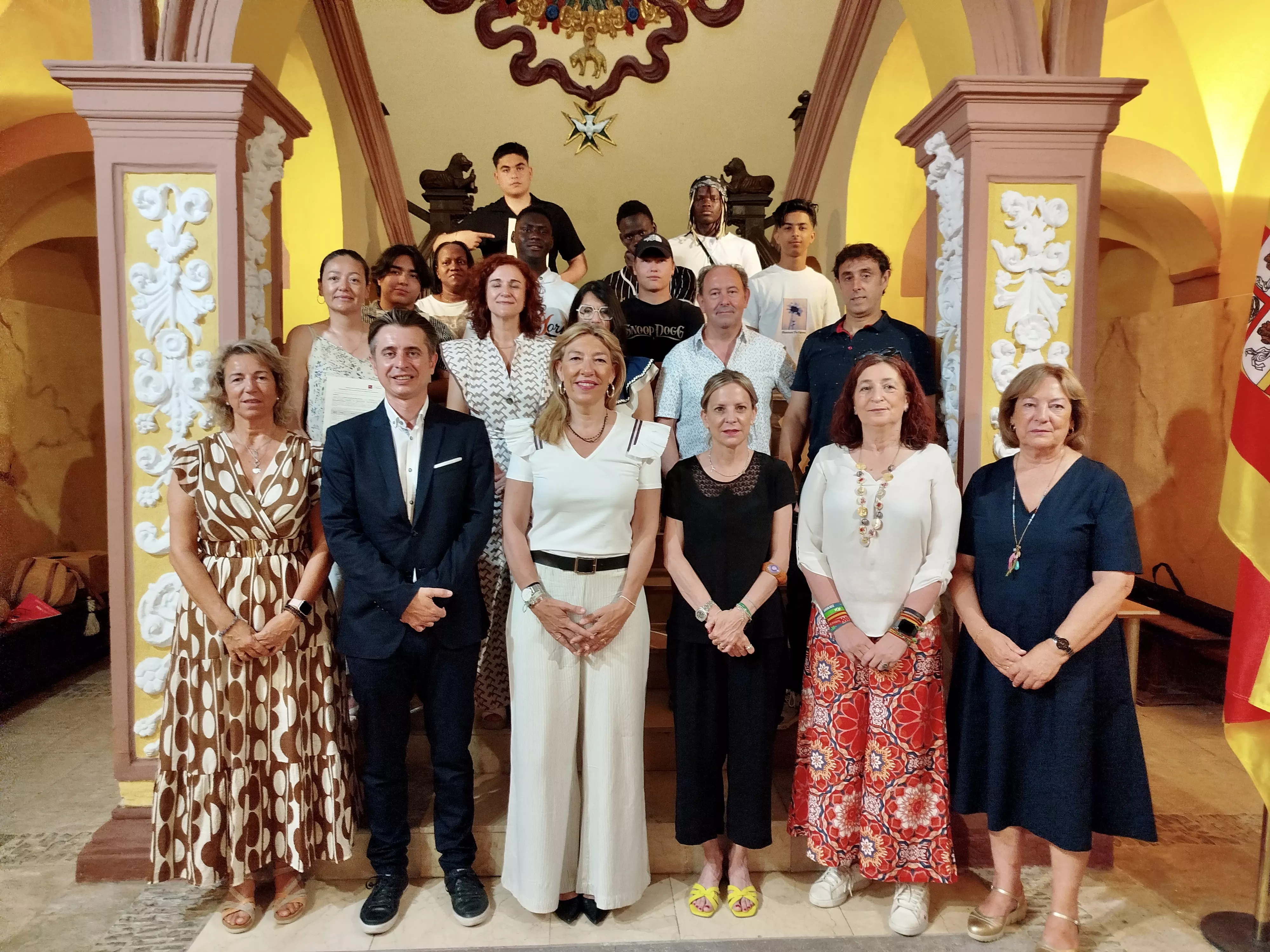 Las autoridades y el alumnado posan tras la entrega de los diplomas de Cualificación Inicial de FP del curso pasado. Las autoridades y el alumnado posan tras la entrega de los diplomas de Cualificación Inicial de FP del curso pasado.